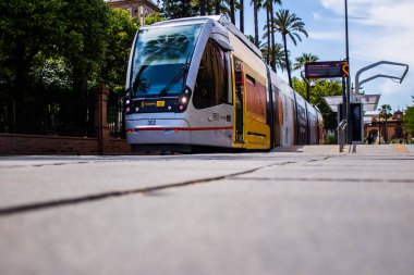 Seville, İspanya - 09 Mayıs 2022 Coronavirus salgını sırasında Seville sokaklarında dolaşan ve maske takan yolcular için modern elektrikli tramvay zorunludur.