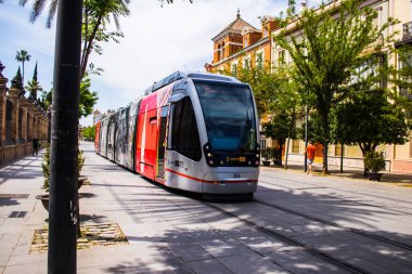 Seville, İspanya - 09 Mayıs 2022 Coronavirus salgını sırasında Seville sokaklarında dolaşan ve maske takan yolcular için modern elektrikli tramvay zorunludur.