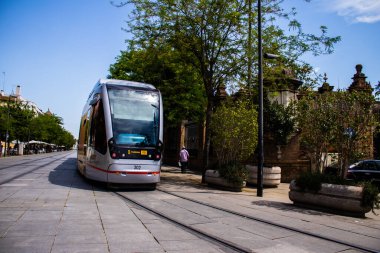 Seville, İspanya - 09 Mayıs 2022 Coronavirus salgını sırasında Seville sokaklarında dolaşan ve maske takan yolcular için modern elektrikli tramvay zorunludur.