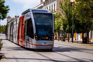 Seville, İspanya - 09 Mayıs 2022 Coronavirus salgını sırasında Seville sokaklarında dolaşan ve maske takan yolcular için modern elektrikli tramvay zorunludur.
