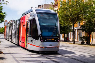 Seville, İspanya - 09 Mayıs 2022 Coronavirus salgını sırasında Seville sokaklarında dolaşan ve maske takan yolcular için modern elektrikli tramvay zorunludur.