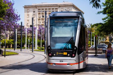 Seville, İspanya - 09 Mayıs 2022 Coronavirus salgını sırasında Seville sokaklarında dolaşan ve maske takan yolcular için modern elektrikli tramvay zorunludur.