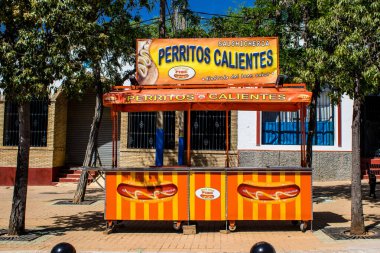 Carmona, İspanya - 09 Mayıs 2022 Carmona Cityscape Avrupa 'nın Parlak Yıldızı olarak adlandırılan şehir, tipik bir dar ve dolambaçlı Arap yerleşimini gösteriyor.