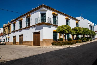 Carmona, İspanya - 09 Mayıs 2022 Carmona Cityscape Avrupa 'nın Parlak Yıldızı olarak adlandırılan şehir, tipik bir dar ve dolambaçlı Arap yerleşimini gösteriyor.