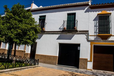 Carmona, İspanya - 09 Mayıs 2022 Carmona Cityscape Avrupa 'nın Parlak Yıldızı olarak adlandırılan şehir, tipik bir dar ve dolambaçlı Arap yerleşimini gösteriyor.