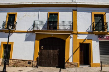 Carmona, İspanya - 09 Mayıs 2022 Carmona Cityscape Avrupa 'nın Parlak Yıldızı olarak adlandırılan şehir, tipik bir dar ve dolambaçlı Arap yerleşimini gösteriyor.