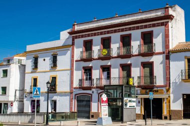 Carmona, İspanya - 09 Mayıs 2022 Carmona Cityscape Avrupa 'nın Parlak Yıldızı olarak adlandırılan şehir, tipik bir dar ve dolambaçlı Arap yerleşimini gösteriyor.