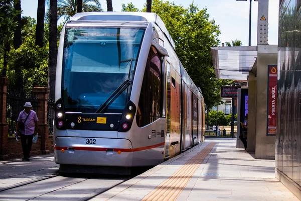 Seville, İspanya - 09 Mayıs 2022 Coronavirus salgını sırasında Seville sokaklarında dolaşan ve maske takan yolcular için modern elektrikli tramvay zorunludur.