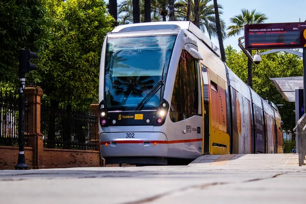 Seville, İspanya - 09 Mayıs 2022 Coronavirus salgını sırasında Seville sokaklarında dolaşan ve maske takan yolcular için modern elektrikli tramvay zorunludur.