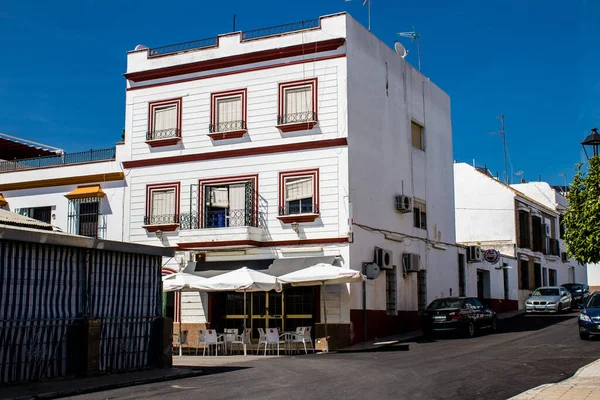 Carmona, İspanya - 09 Mayıs 2022 Carmona Cityscape Avrupa 'nın Parlak Yıldızı olarak adlandırılan şehir, tipik bir dar ve dolambaçlı Arap yerleşimini gösteriyor.