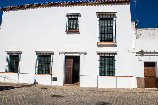 Carmona, İspanya - 09 Mayıs 2022 Carmona Cityscape Avrupa 'nın Parlak Yıldızı olarak adlandırılan şehir, tipik bir dar ve dolambaçlı Arap yerleşimini gösteriyor.