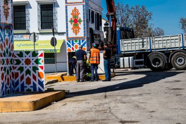 Carmona, İspanya - 09 Mayıs 2022 Feria de Carmona 'nın hazırlanması, insanlar arkadaşlarıyla flamenko içip dans ediyorlar, bu kutlama iki yıl süren şiddetli bir salgından sonra geri döndü.