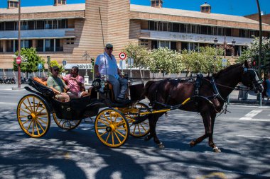 Seville, İspanya - 09 Mayıs 2022 Coronavirüs salgını sırasında Seville sokaklarında at arabasıyla dolaşmak zorunludur, maske takmak zorunludur.
