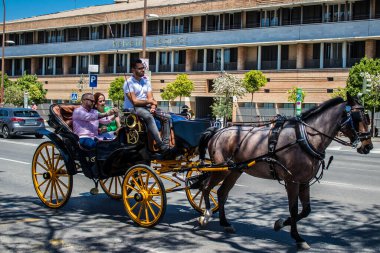 Seville, İspanya - 09 Mayıs 2022 Coronavirüs salgını sırasında Seville sokaklarında at arabasıyla dolaşmak zorunludur, maske takmak zorunludur.