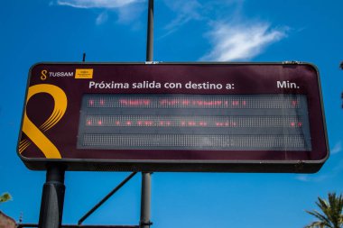 Seville, İspanya - 09 Mayıs 2022 Sokak tabelası veya yol tabelası Seville şehir merkezindeki yol kullanıcılarına bilgi sağlamak için yolun kenarına ya da yukarısına dikildi