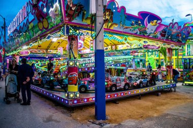 Carmona, İspanya - 11 Mayıs 2022 Feria de Carmona Eğlence Fuarı, eğlence ve gezintiler tekrar açıldı, parti iki yıllık yokluğun ardından covid salgını nedeniyle geri döndü