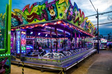 Carmona, İspanya - 11 Mayıs 2022 Feria de Carmona Eğlence Fuarı, eğlence ve gezintiler tekrar açıldı, parti iki yıllık yokluğun ardından covid salgını nedeniyle geri döndü