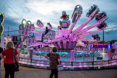 Carmona, İspanya - 11 Mayıs 2022 Feria de Carmona Eğlence Fuarı, eğlence ve gezintiler tekrar açıldı, parti iki yıllık yokluğun ardından covid salgını nedeniyle geri döndü