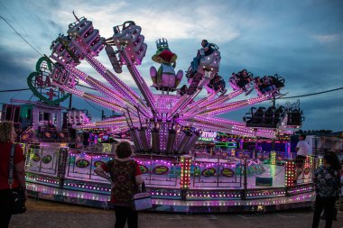 Carmona, İspanya - 11 Mayıs 2022 Feria de Carmona Eğlence Fuarı, eğlence ve gezintiler tekrar açıldı, parti iki yıllık yokluğun ardından covid salgını nedeniyle geri döndü