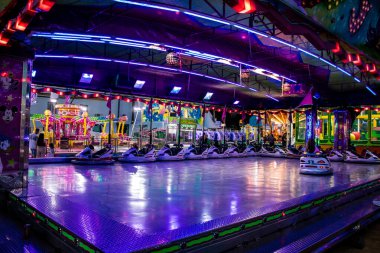 Carmona, İspanya - 11 Mayıs 2022 Feria de Carmona Eğlence Fuarı, eğlence ve gezintiler tekrar açıldı, parti iki yıllık yokluğun ardından covid salgını nedeniyle geri döndü