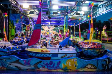 Carmona, İspanya - 11 Mayıs 2022 Feria de Carmona Eğlence Fuarı, eğlence ve gezintiler tekrar açıldı, parti iki yıllık yokluğun ardından covid salgını nedeniyle geri döndü