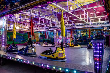 Carmona, İspanya - 11 Mayıs 2022 Feria de Carmona Eğlence Fuarı, eğlence ve gezintiler tekrar açıldı, parti iki yıllık yokluğun ardından covid salgını nedeniyle geri döndü