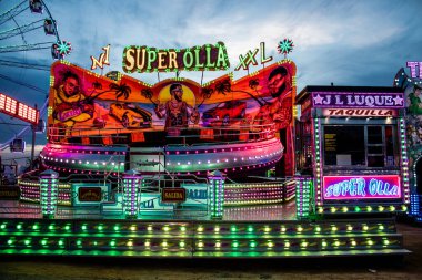 Carmona, İspanya - 11 Mayıs 2022 Feria de Carmona Eğlence Fuarı, eğlence ve gezintiler tekrar açıldı, parti iki yıllık yokluğun ardından covid salgını nedeniyle geri döndü