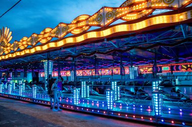 Carmona, İspanya - 11 Mayıs 2022 Feria de Carmona Eğlence Fuarı, eğlence ve gezintiler tekrar açıldı, parti iki yıllık yokluğun ardından covid salgını nedeniyle geri döndü