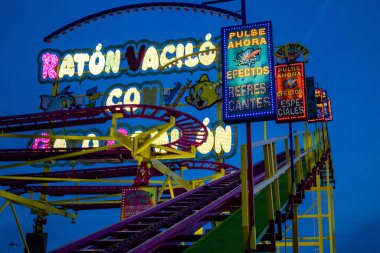 Carmona, İspanya - 11 Mayıs 2022 Feria de Carmona Eğlence Fuarı, eğlence ve gezintiler tekrar açıldı, parti iki yıllık yokluğun ardından covid salgını nedeniyle geri döndü