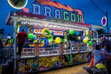 Carmona, İspanya - 11 Mayıs 2022 Feria de Carmona Eğlence Fuarı, eğlence ve gezintiler tekrar açıldı, parti iki yıllık yokluğun ardından covid salgını nedeniyle geri döndü