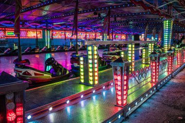 Carmona, İspanya - 11 Mayıs 2022 Feria de Carmona Eğlence Fuarı, eğlence ve gezintiler tekrar açıldı, parti iki yıllık yokluğun ardından covid salgını nedeniyle geri döndü