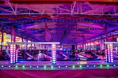 Carmona, İspanya - 11 Mayıs 2022 Feria de Carmona Eğlence Fuarı, eğlence ve gezintiler tekrar açıldı, parti iki yıllık yokluğun ardından covid salgını nedeniyle geri döndü