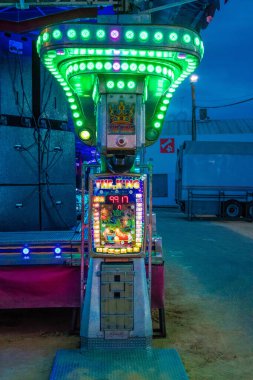 Carmona, İspanya - 11 Mayıs 2022 Feria de Carmona Eğlence Fuarı, eğlence ve gezintiler tekrar açıldı, parti iki yıllık yokluğun ardından covid salgını nedeniyle geri döndü