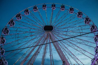 Carmona, İspanya - 11 Mayıs 2022 Feria de Carmona Eğlence Fuarı, eğlence ve gezintiler tekrar açıldı, parti iki yıllık yokluğun ardından covid salgını nedeniyle geri döndü