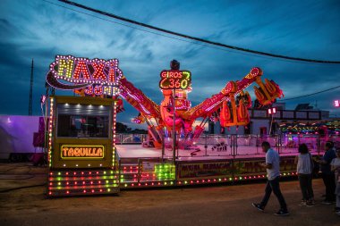 Carmona, İspanya - 11 Mayıs 2022 Feria de Carmona Eğlence Fuarı, eğlence ve gezintiler tekrar açıldı, parti iki yıllık yokluğun ardından covid salgını nedeniyle geri döndü