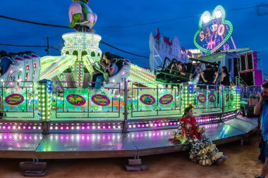 Carmona, İspanya - 11 Mayıs 2022 Feria de Carmona Eğlence Fuarı, eğlence ve gezintiler tekrar açıldı, parti iki yıllık yokluğun ardından covid salgını nedeniyle geri döndü