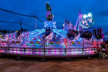 Carmona, İspanya - 11 Mayıs 2022 Feria de Carmona Eğlence Fuarı, eğlence ve gezintiler tekrar açıldı, parti iki yıllık yokluğun ardından covid salgını nedeniyle geri döndü