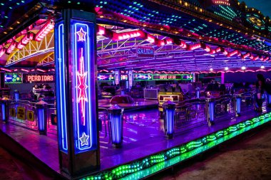 Carmona, İspanya - 11 Mayıs 2022 Feria de Carmona Eğlence Fuarı, eğlence ve gezintiler tekrar açıldı, parti iki yıllık yokluğun ardından covid salgını nedeniyle geri döndü