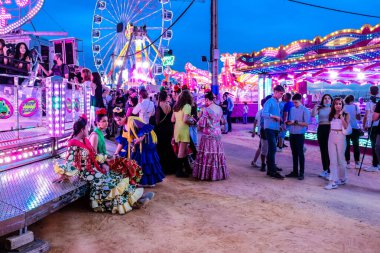 Carmona, İspanya - 11 Mayıs 2022 Feria de Carmona Eğlence Fuarı, eğlence ve gezintiler tekrar açıldı, parti iki yıllık yokluğun ardından covid salgını nedeniyle geri döndü