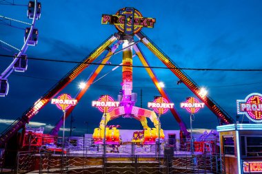 Carmona, İspanya - 11 Mayıs 2022 Feria de Carmona Eğlence Fuarı, eğlence ve gezintiler tekrar açıldı, parti iki yıllık yokluğun ardından covid salgını nedeniyle geri döndü