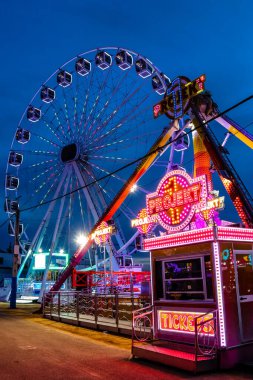 Carmona, İspanya - 11 Mayıs 2022 Feria de Carmona Eğlence Fuarı, eğlence ve gezintiler tekrar açıldı, parti iki yıllık yokluğun ardından covid salgını nedeniyle geri döndü