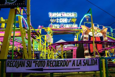 Carmona, İspanya - 11 Mayıs 2022 Feria de Carmona Eğlence Fuarı, eğlence ve gezintiler tekrar açıldı, parti iki yıllık yokluğun ardından covid salgını nedeniyle geri döndü