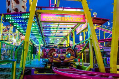 Carmona, İspanya - 11 Mayıs 2022 Feria de Carmona Eğlence Fuarı, eğlence ve gezintiler tekrar açıldı, parti iki yıllık yokluğun ardından covid salgını nedeniyle geri döndü