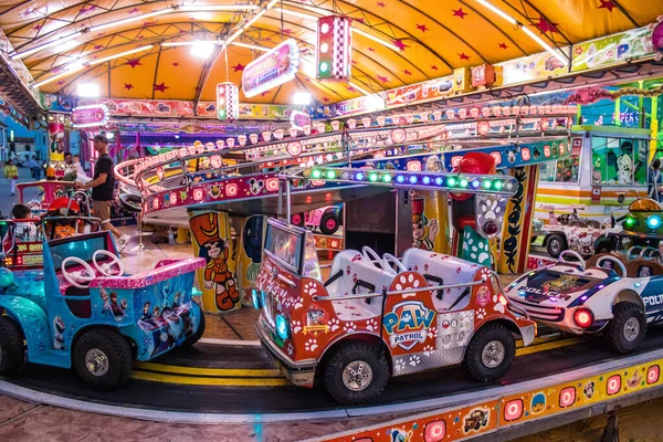 Carmona, İspanya - 11 Mayıs 2022 Feria de Carmona Eğlence Fuarı, eğlence ve gezintiler tekrar açıldı, parti iki yıllık yokluğun ardından covid salgını nedeniyle geri döndü