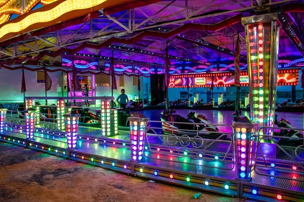 Carmona, İspanya - 11 Mayıs 2022 Feria de Carmona Eğlence Fuarı, eğlence ve gezintiler tekrar açıldı, parti iki yıllık yokluğun ardından covid salgını nedeniyle geri döndü