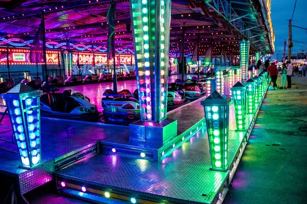 Carmona, İspanya - 11 Mayıs 2022 Feria de Carmona Eğlence Fuarı, eğlence ve gezintiler tekrar açıldı, parti iki yıllık yokluğun ardından covid salgını nedeniyle geri döndü