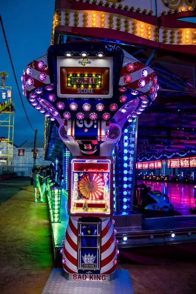 Carmona, İspanya - 11 Mayıs 2022 Feria de Carmona Eğlence Fuarı, eğlence ve gezintiler tekrar açıldı, parti iki yıllık yokluğun ardından covid salgını nedeniyle geri döndü