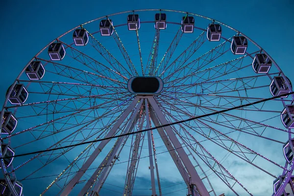 Carmona, İspanya - 11 Mayıs 2022 Feria de Carmona Eğlence Fuarı, eğlence ve gezintiler tekrar açıldı, parti iki yıllık yokluğun ardından covid salgını nedeniyle geri döndü