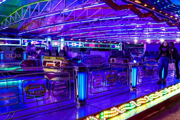 Carmona, İspanya - 11 Mayıs 2022 Feria de Carmona Eğlence Fuarı, eğlence ve gezintiler tekrar açıldı, parti iki yıllık yokluğun ardından covid salgını nedeniyle geri döndü