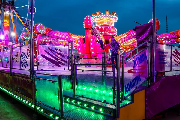 Carmona, İspanya - 11 Mayıs 2022 Feria de Carmona Eğlence Fuarı, eğlence ve gezintiler tekrar açıldı, parti iki yıllık yokluğun ardından covid salgını nedeniyle geri döndü